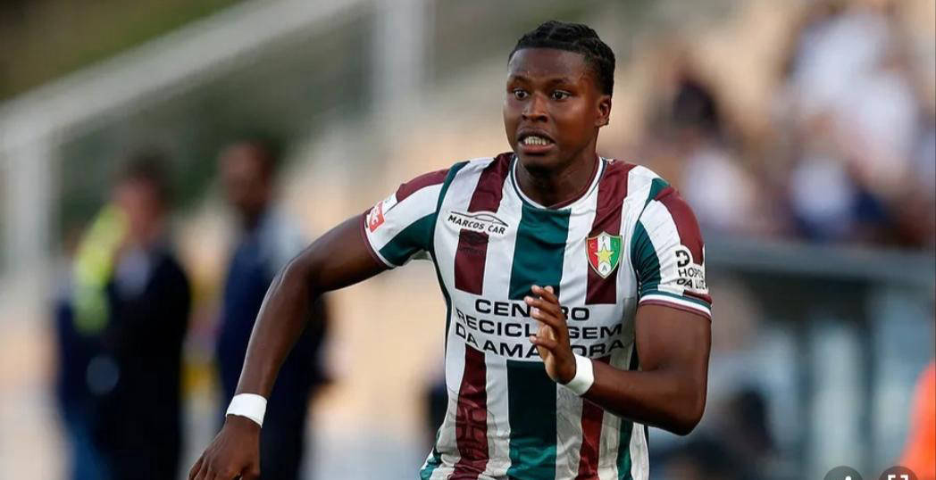 穆里尼奥与加拉塔萨雷左路争锋升级:先隔空较量抢人,后转身开启转会合作