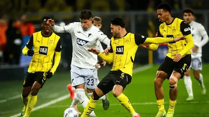 德甲巅峰对决!霍芬海姆冲欧战遇阻,沃夫斯堡保级命悬一线