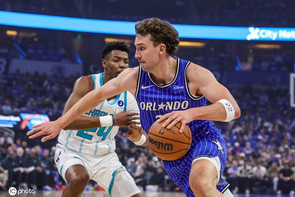 班凯罗25+5+6鲍尔23分 魔术大胜黄蜂晋级季后赛